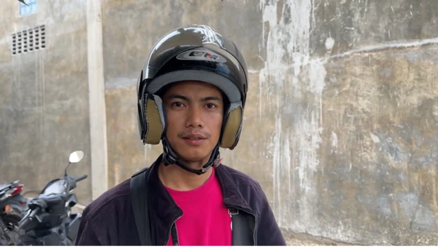 Endro Andani Sianturi, kurir paket di Aceh terpaksa memilih Pertamax yang tidak antre karena pekerjaannya berkejaran dengan waktu pengiriman barang. Namun, ia harus mengorbankan pengeluarannya.