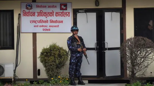 पाँच वर्षअघिको राष्ट्रपति निर्वाचनका लागि तोकिएको निर्वाचन अधिकृतको कार्यालयलाई सुरक्षा दिँदै प्रहरी 