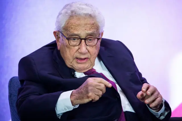 Kissinger gesticulando enquanto falacashlib depositevento