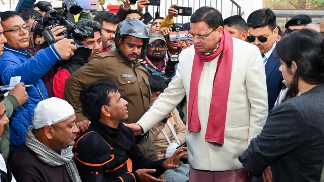 शुक्रवारी (9 जानेवारी) उत्तराखंडचे मुख्यमंत्री पुष्कर सिंह धामी यांनी हलद्वानी येथील हिंसाचारा जखमी झालेल्या पोलिसांची भेट घेतली.