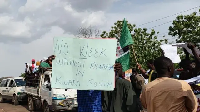 Aworan to n kede ijinigbe ọlọsọọsẹ ni olufẹhonuhan kan gbe dani yii.