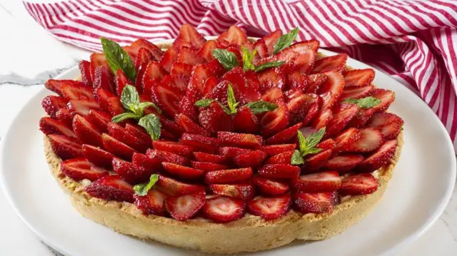 Пирог со свежей клубникой