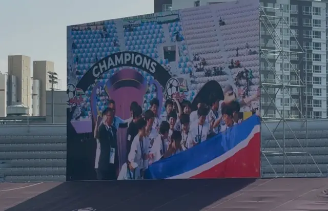 우승컵을 들어올린 북한 선수들이 기뻐하는 모습이 전광판을 통해 보여졌다. 이날 시상식은 아쉽게도 본부석을 바라보고 진행됐기에 건너편 관중석에서는 보이지 않았다