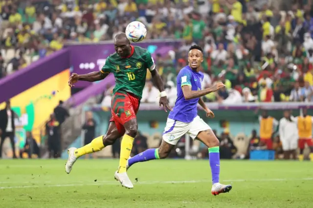 Vincent Aboubakar (Cameroun) inscrit le but de son équipe lors du match du groupe G de la Coupe du Monde 2022, opposant le Cameroun au Brésil au stade de Lusail, le 2 décembre 2022 à Lusail, au Qatar.