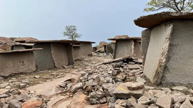 மோர்யார் குட்டா, ஹைர் பென்கல், குள்ள மனிதர்கள், இந்தியா, கர்நாடகா