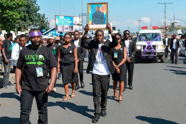 Des militants du mouvement de la société civile Lutte pour le changement (Lucha) participent au cortège funèbre de Luc Nkulula, décédé le 10 juin 2018 à la suite d'un incendie suspect à son domicile à Goma, dans l'est de la République démocratique du Congo.