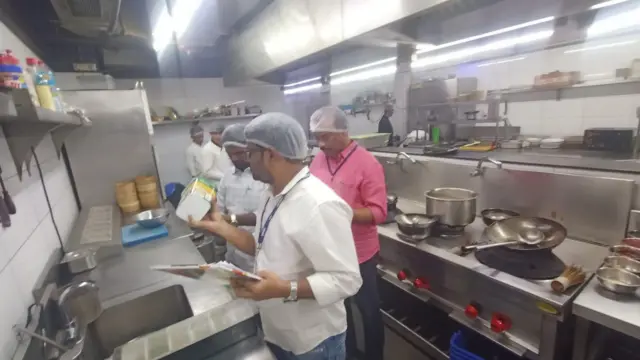 వంటగదిలో తనిఖీలు 