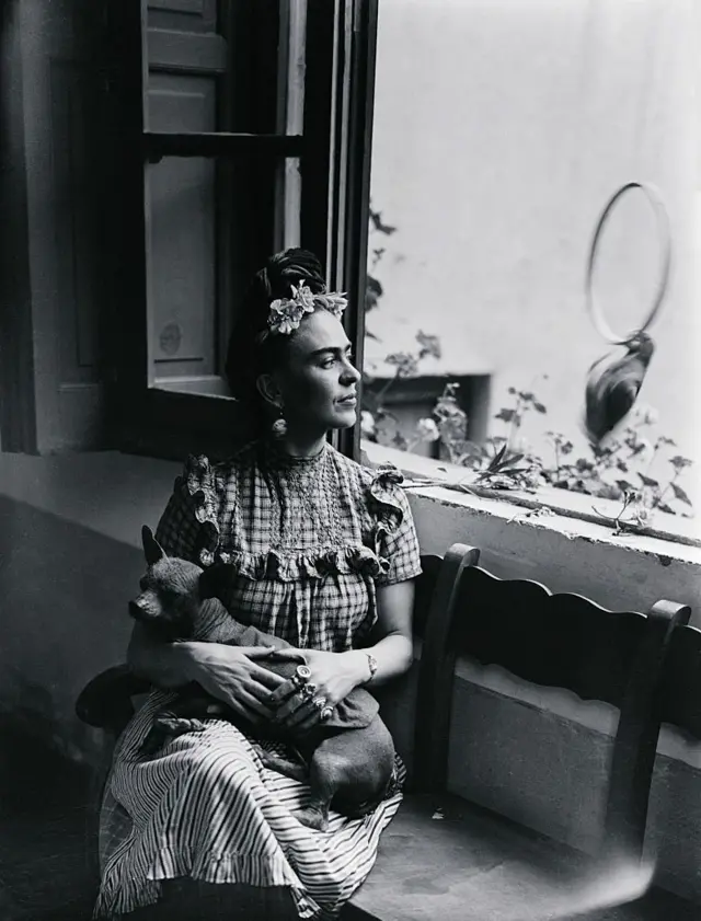 Frida con su perro Xoloti