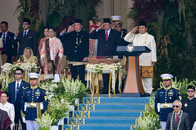Prabowo Subianto bersama Susilo Bambang Yudhoyono dan Joko Widodo memberi hormat saat upacara pengibaran bendera HUT RI ke-80 di Istana Merdeka Jakarta pada 17 Agustus 2025.