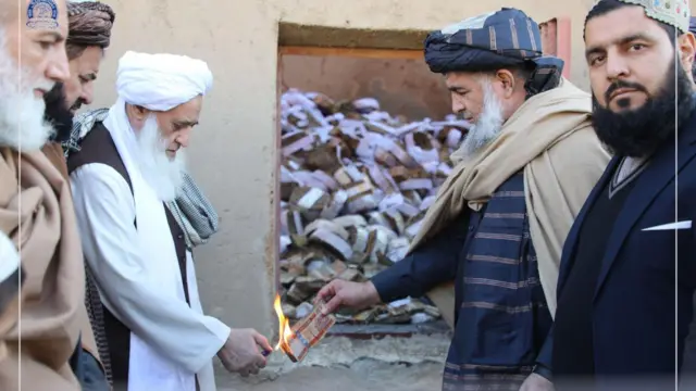 مقام‌های طالبان اسکناس‌های فرسوده را آتش می‌زنند