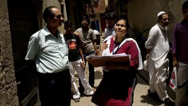 తెలంగాణలో కులగణన చేస్తున్న ఎన్యూమరేటర్లు
