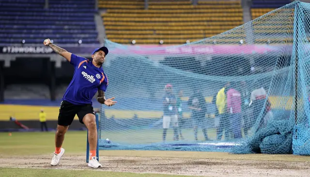 प्रैक्टिस सेशन में सूर्यकुमार यादव ने उस्मान तारिक़ के एक्शन में बॉलिंग की
