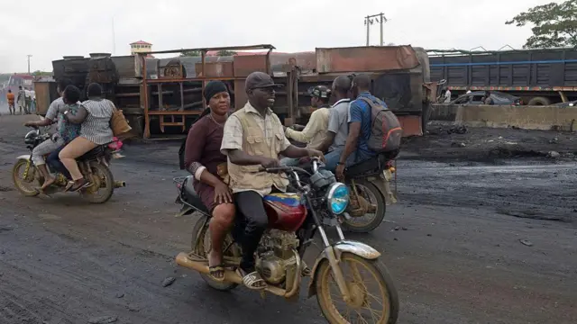 Awọn eeyan lori alupupu lẹba tanka epo to danu