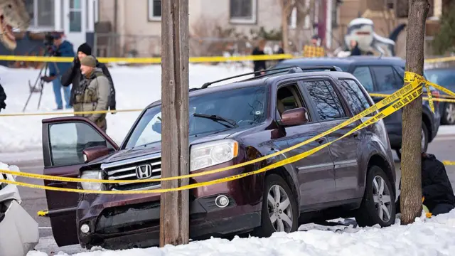 Se puede ver un solo agujero de bala en el parabrisas del lado del conductor de un vehículo de la mujer que murió a tiros a manos de un oficial federal en Portland Avenue en Mineápolis, Minesota, el miércoles 7 de enero de 2026. (Foto de Alex Kormann/The Minnesota Star Tribune vía Getty Images)
