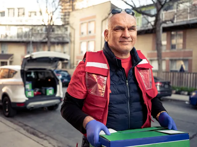 Un travailleur social distribuant des repas pendant le confinement durant la période Covid