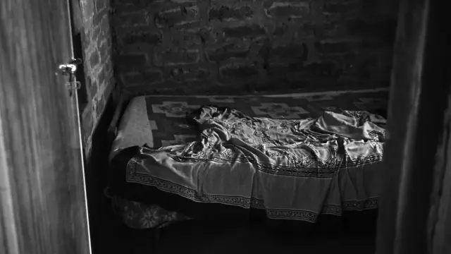 এই বিছানাতেই মিজ. বিমলা তার মেয়েকে সম্ভবত গলা টিপে খুন করেছিলেন বলে পুলিশ মনে করে। নিজের জীবন শেষ করে দেওয়ার আগেই মেয়েকে হত্যা করেন মিজ. বিমলা। ২০২২ সালে তোলা এই ছবিটি। তখন গোটা রাজ্যে এই সংবাদটি চাঞ্চল্য তৈরি করেছিল