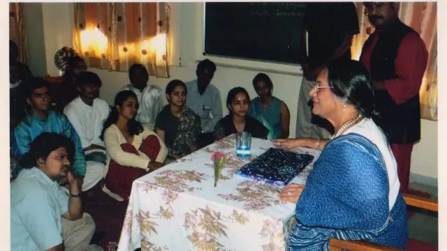 कथक के छात्र-छात्राओं के बीच कुमुदिनीबेन 