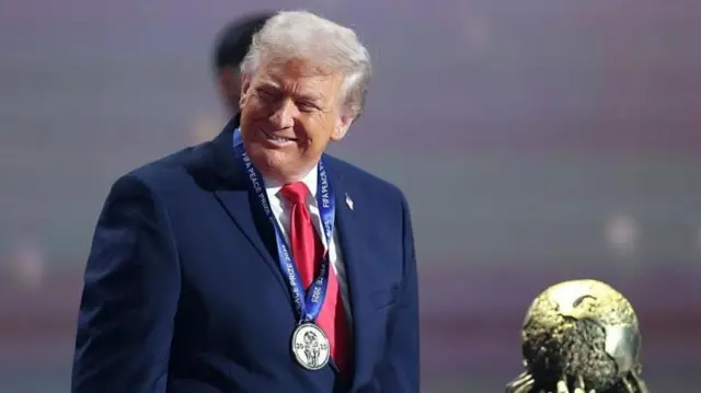 Сүрөттө: Трамп Нобелдин Тынчтык сыйлыгын алган эмес, бирок ФИФАнын Тынчтык сыйлыгына татыган. Ал Норвегиянын премьер-министрине Нобелдин сыйлыгын албаганы үчүн мындан ары эми жалаң гана тынчтык жөнүндө ойлонбой турганын жазган