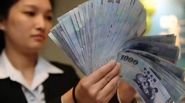 數台灣現金的女子