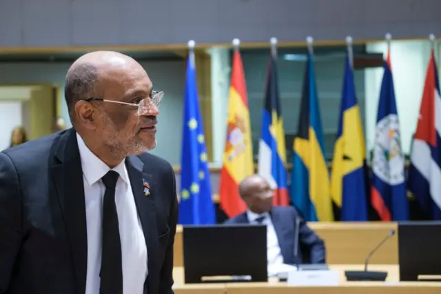 ဝန်ကြီးချုပ် အေရီရယ် အွန်နရီ ပွာတိုရီကိုမှာ သောင်တင်နေ