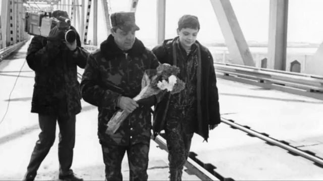 جنرال گروموف(نفر وسط) آخرین نیروی شوروی بود که افغانستان را با پای پیاده ترک کرد