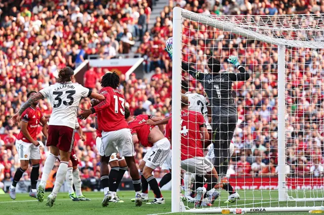 Arsenal'in, Manchester United ceza sahasında yarattığı tehlike