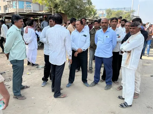 મતગણતરી કેન્દ્રની બહાર કાર્યકર્તાઓનો ફોટો