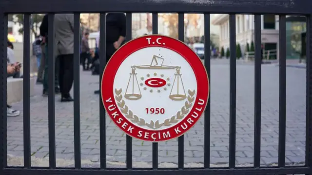 Yüksek seçim kurulu logolu demir kapı 