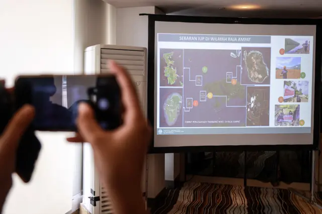Awak media memotret paparan Menteri Lingkungan Hidup terkait penanganan kegiatan pertambangan di Raja Ampat, Jakarta, Minggu (8/6/2025). Kementerian Lingkungan Hidup akan meninjau persetujuan lingkungan terhadap empat perusahaan tambang nikel di Raja Ampat Provinsi Papua Barat Daya yakni PT Gag Nikel (GN), PT Kawei Sejahtera Mining (KSM), PT Anugerah Surya Pratama (ASP), dan PT Mulia Raymond Perkasa (MRP) karena berada di pulau-pulau kecil.