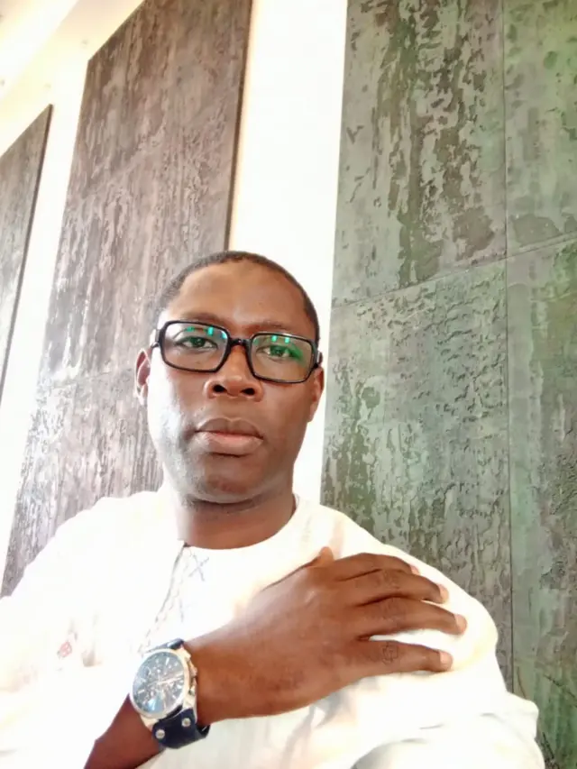 ሴኔጋላዊው ዲጂብሪልንዲዬ ለቢቢሲ እንደተናገረው ሕይወቱ ያላሰበው መስመር ውስጥ የገባው 26 ዓመታት ያገለገለበት ወታደራዊ ካምፕ፣ፍሬድሪክ ጊይል፣ ተዘግቶ እርሱ እና 162 ሠራተኞች አውላላ ሜዳ ላይ ከተበተኑ በኋላ ነው።