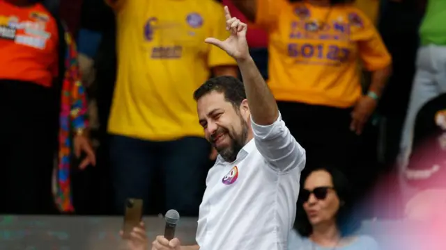 Foto mostra Boulos sorridentecomo fazer aposta na galera beteventocomo fazer aposta na galera betcampanha durante o primeiro turno das eleições municipais fazendo o L com a mão, indicaçãocomo fazer aposta na galera betapoio a Lula