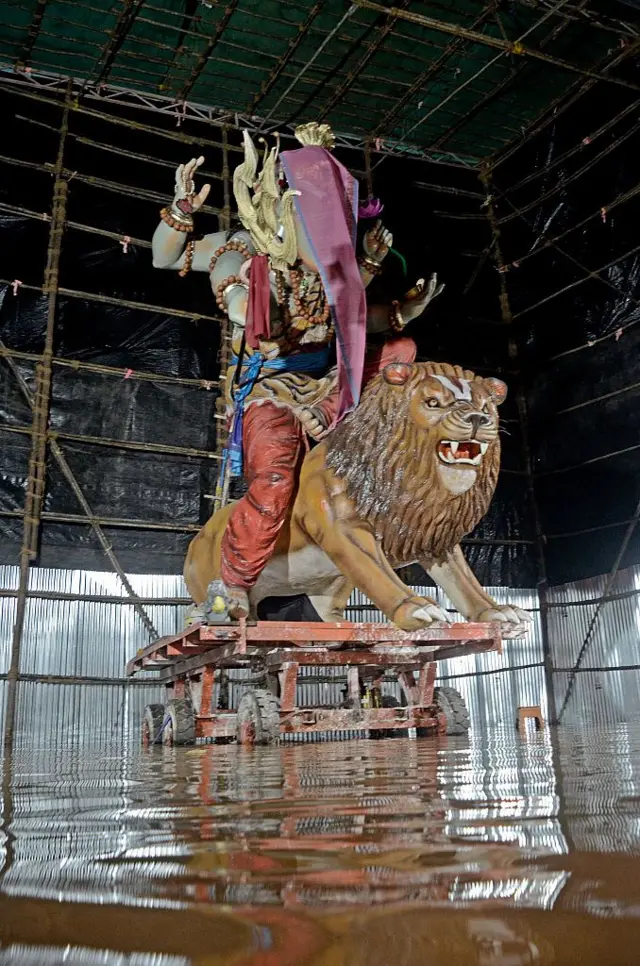 मुसळधार पावसाने मुंबईची तुंबई झाल्याचे चित्र होते. पाणी साचलेल्या मंडपात गणपती बाप्पाची अर्धवट झाकलेली मूर्ती.