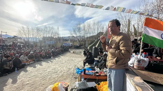 अनशन स्थल पर जमा लोगों को संबोधित करते सोनम वांगचुक 