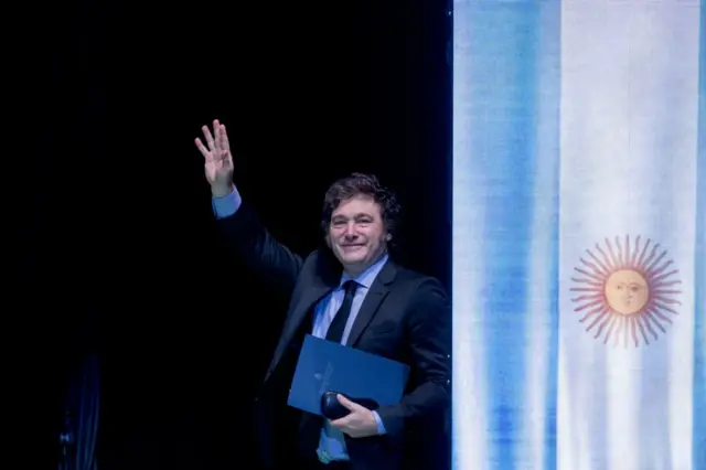 Javier Milei con la bandera argentina