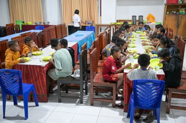 Sejumlah siswa Sekolah Rakyat menikmati hidangan makan malam di tempat makan sementara setibanya di Sentra Efata, Naibonat, Kabupaten Kupang, NTT, Jumat (11/07). 