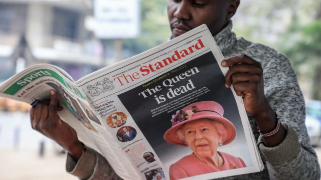 Nin akhrinayo wargeys ka soo baxay Nairobi oo bogga hore lagu soo qaatay sawirka Boqorad Elizabeth II
