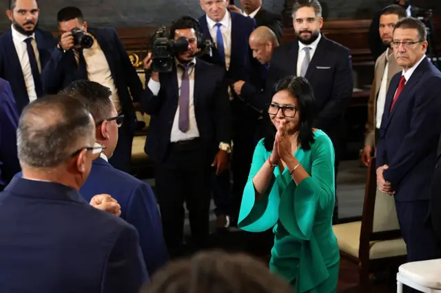 Delcy Rodríguez en la ceremonia legislativa en que juramentó como presidenta de Venezuela tras la detención de Maduro