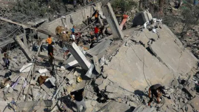 গাজার দক্ষিণাঞ্চলে খান ইউনিস শহরে বারবারই বিমান হামলা চালানো হচ্ছে।