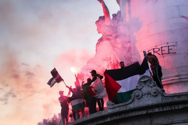 Manifestantescupom esporte da sortecimacupom esporte da sortemonumento com bandeira da Palestina