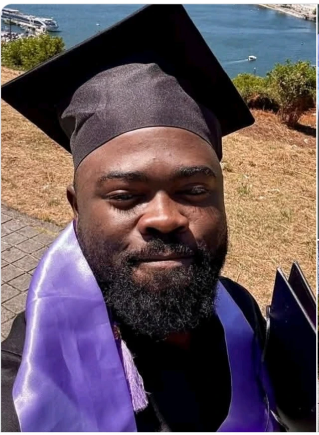 Африканец в академической менторке на голове