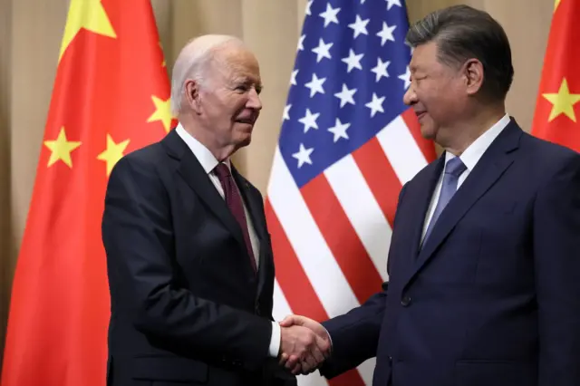 拜登与习近平握手