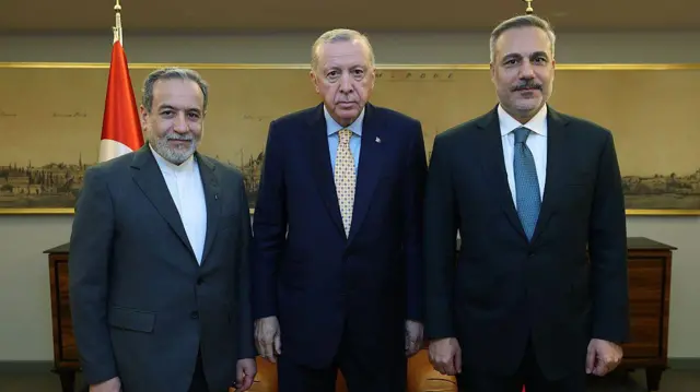 तुर्की के राष्ट्रपति रैचप तैयप अर्दोआन (बीच में) ईरानी विदेश मंत्री अराग़ची (सबसे बाएं) और तुर्की के विदेश मंत्री हकान फिदान (सबसे दाएं)