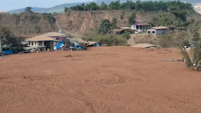 အိမ်တွေ နစ်မြုပ်နေတဲ့ နွံပြင်