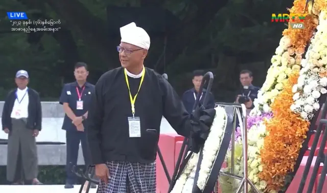 ပန်းခွေချဂါရဝလာပြုတဲ့ ဦးအောင်ဆန်းဦး