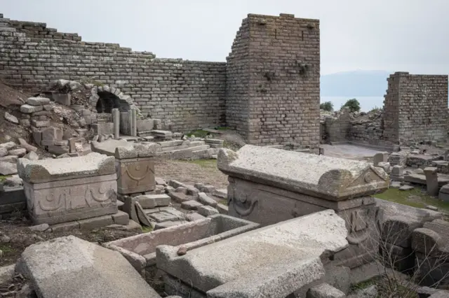 Assos'taki kent surları görülüyor.