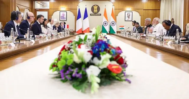 শীর্ষ কর্মকর্তাদের সঙ্গে নিয়ে দীর্ঘ বৈঠকে বসেছিলেন ফ্রান্সের প্রেসিডেন্ট এমানুয়েল ম্যাক্রঁ আর ভারতের প্রধানমন্ত্রী নরেন্দ্র মোদী