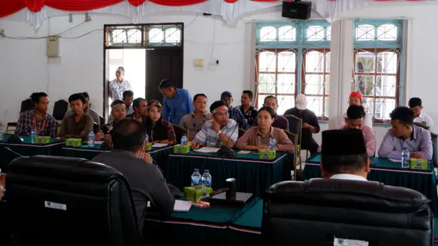 Aliansi Mentawai Bersatu bertatap muka dengan para anggota DPRD Kabupaten Kepulauan Mentawai di Tuapeijat, Senin, 4 September 2022.