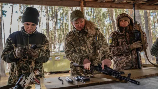 жінки на військових навчаннях