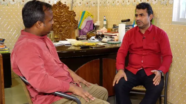 ডলারের অভাবে চাহিদা অনুযায়ী এলসি খুলতে পারছেন না ঢাকার শ্যামবাজারের কৃষিপণ্য আমদানিকারক শংকর ঘোষ।