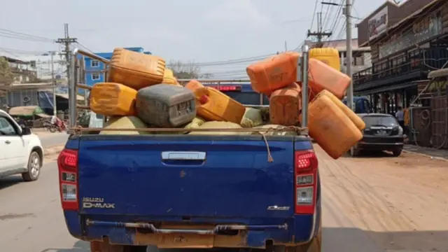 ဆီရဖို့ နေရာစုံမှာ ဆီလိုက်ဖြည့်နေတဲ့ မြို့ခံတွေ